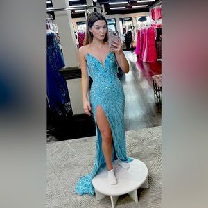 Ashley Lauren Style 11236 in size 00. Brand new, never worn still in dress bag